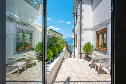 Santorini Apart — 4-Star Luxury Hotel in Tivat, Montenegro