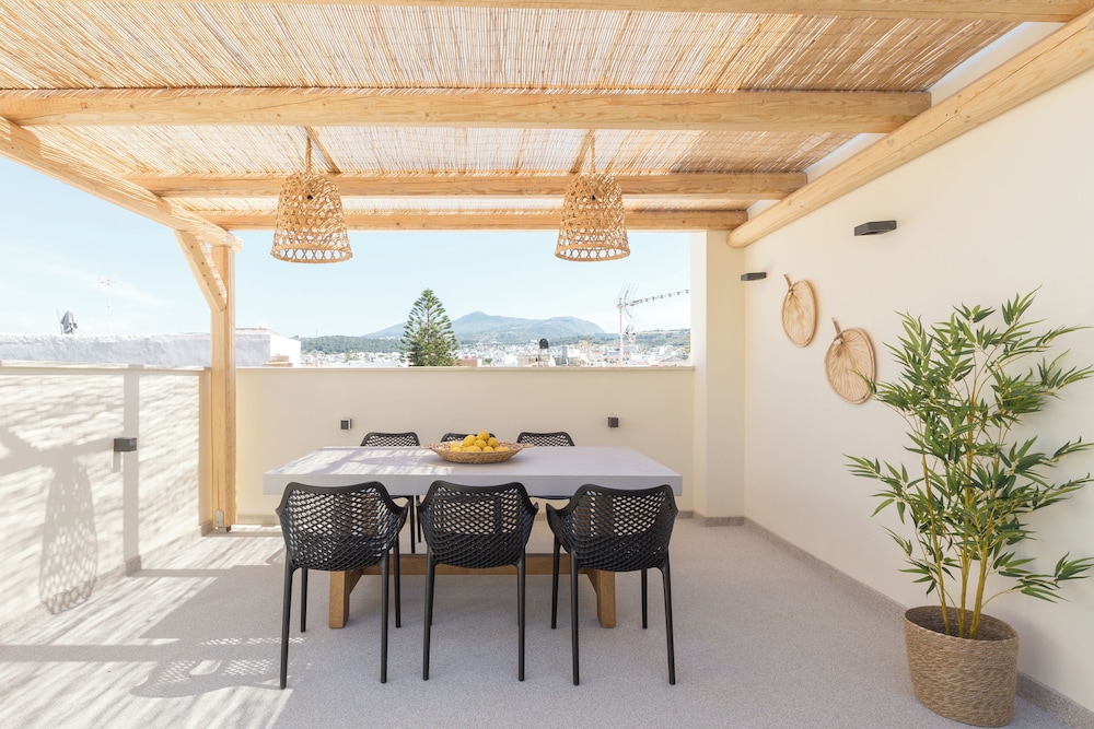 Old Town Charm Cozy 2BR with Rooftop — 4-Star Luxury Hotel in Rethymno, Greece