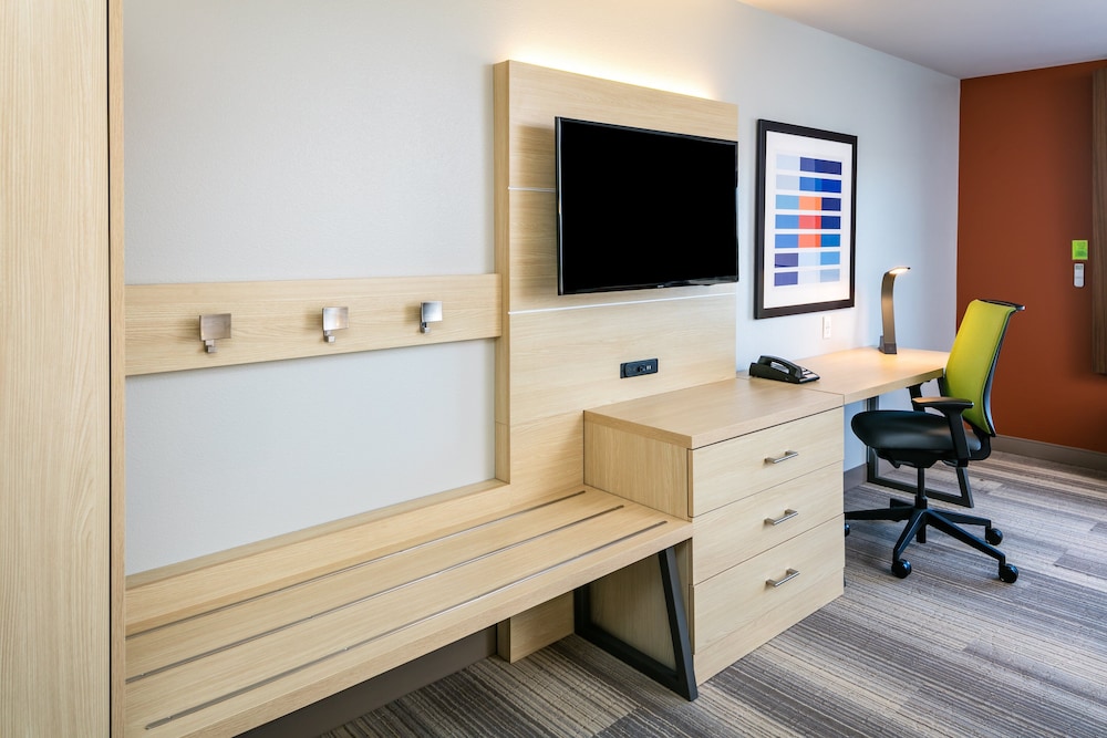 Holiday Inn Express & Suites Bend South by IHG - photo 22