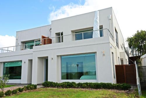 Luxury and Beachfront on Franklin in Encounter Bay, Australia