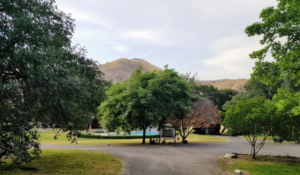Lazy J Ranch Motel - photo 22