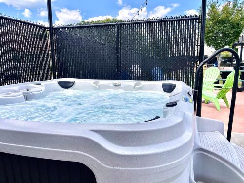 Tiny Home with Hot Tub Near Ft Leonard Wood — 4-Star Luxury Hotel in Waynesville, United States
