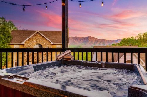 Eagle View Chalet 3BR 3BA Gatlinburg Retreat Scenic Mountain Views Hot Tub Game Room Firepit Foliage Sleep 8 — 4-Star Luxury Hotel in Gatlinburg, United States