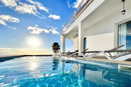 Villa Acacia — 4-Star Luxury Hotel in Arco Da Calheta, Portugal