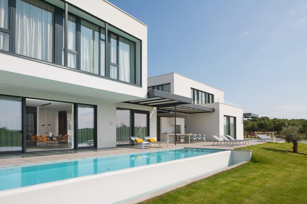 Beautiful Istria Villa 6 Bedrooms Villa Ulca Gold Pool Table & Sauna — 4-Star Luxury Hotel in Bale, Croatia