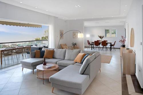 Varkiza Seaside And Views Retreat with Jacuzzi — 4-Star Luxury Hotel in Vari, Greece
