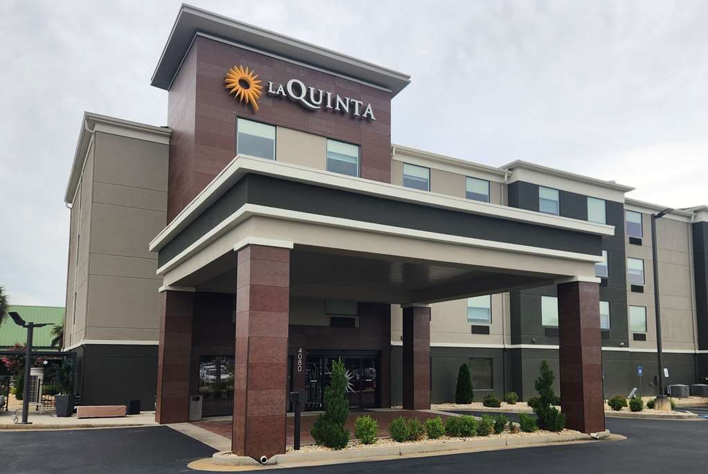La Quinta Inn & Suites by Wyndham Warner Robins Robins AFB - photo 7