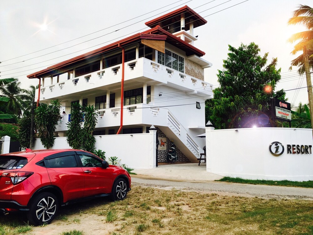 iResort - carbon neutral hotel in Weligama