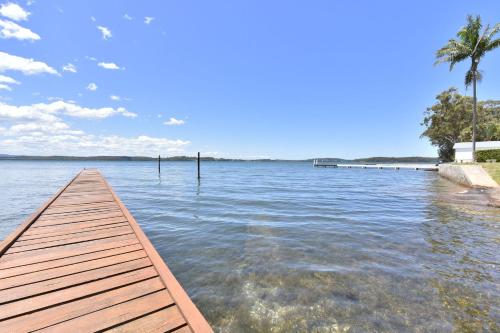 Baywatch Waterfront Lake Retreat with Private Jetty at Silverwater Lake Macqaurie — hotel in Bonnells Bay