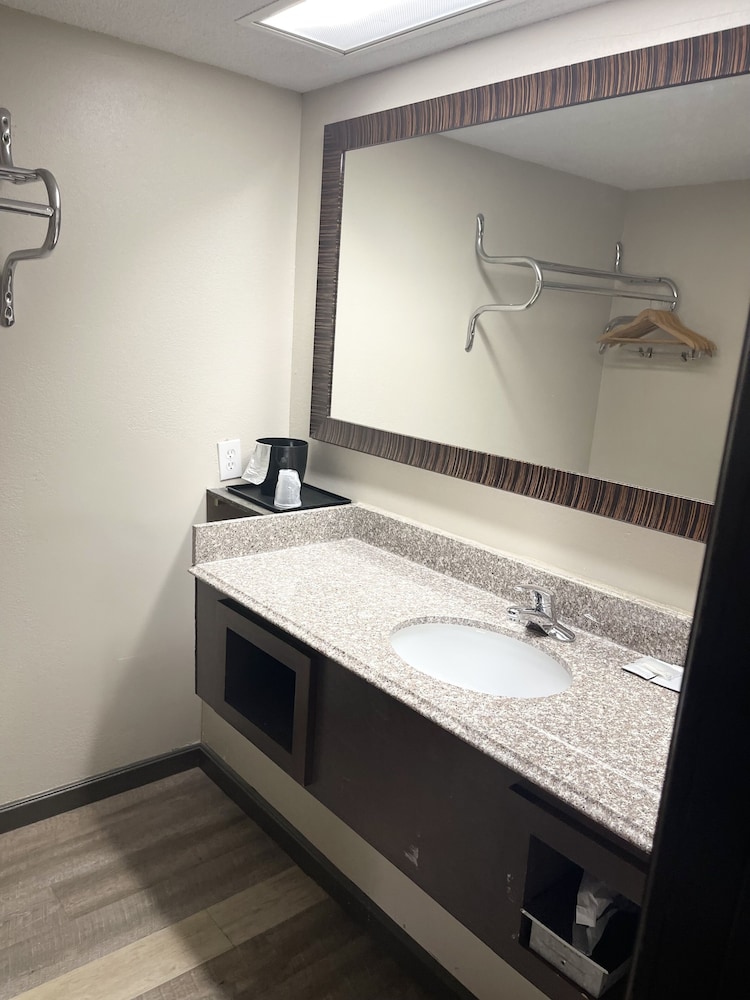 Royal Inn & Suites - photo 19