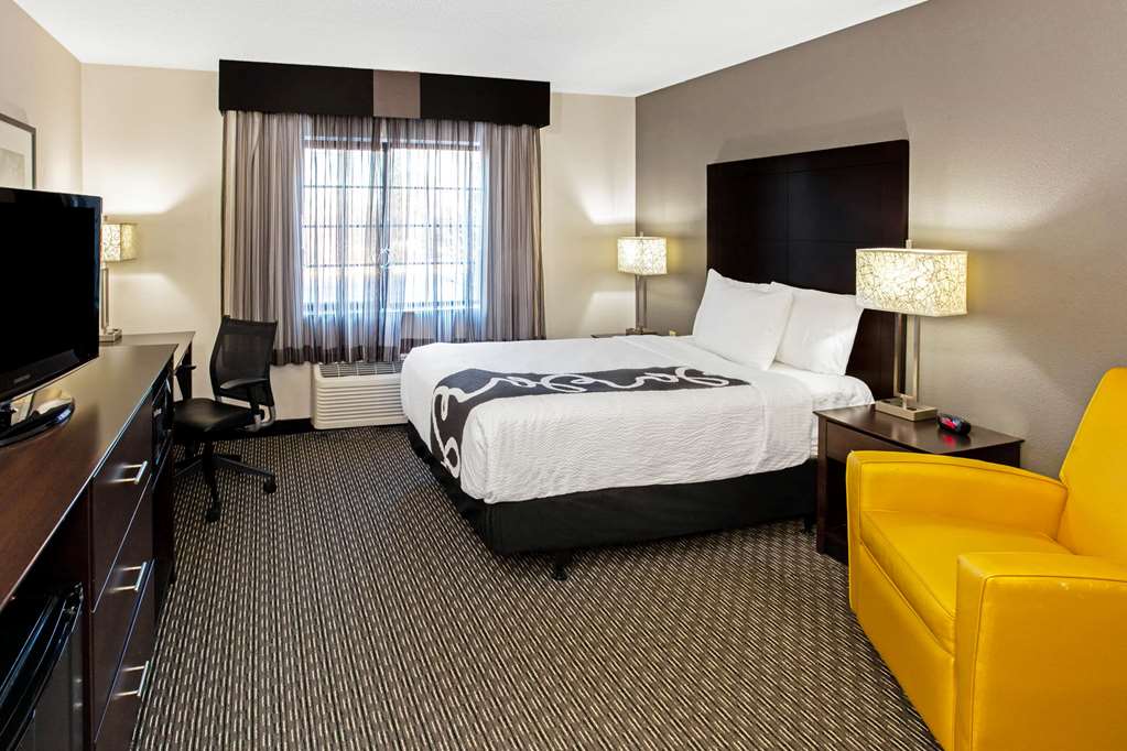 La Quinta Inn & Suites by Wyndham Milwaukee Delafield - photo 21