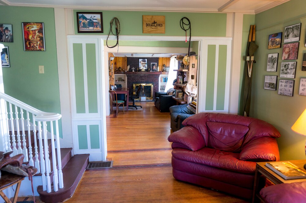 Indiana Jones Bed & Breakfast - photo 3