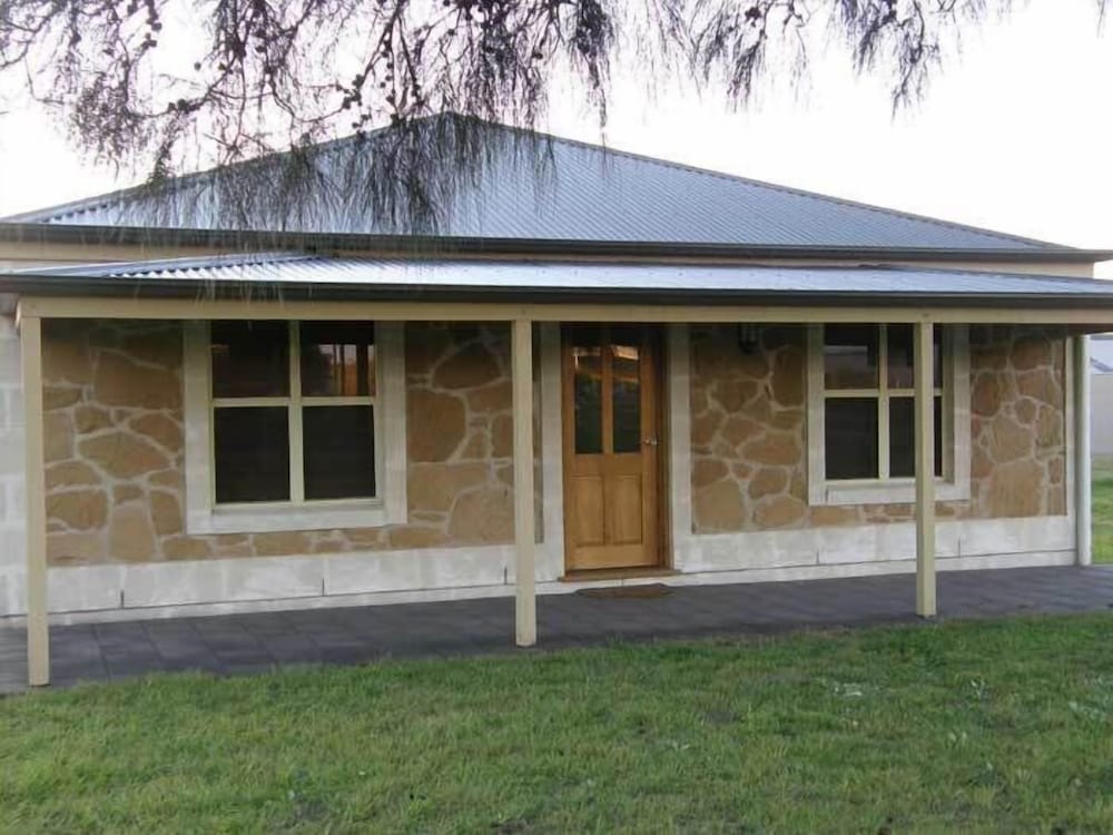 Beachport Retreat Holiday House — 4-Star Luxury Hotel in Robe, Australia