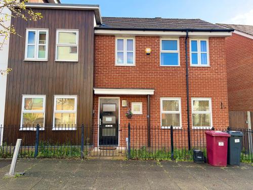 Spacious Stay made for Contractors & Families 3 Bedroom House 2 Bathroom in Reading up to 3 Free Parking