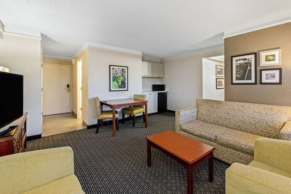 La Quinta Inn & Suites by Wyndham New Orleans Airport - photo 20