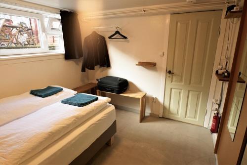 Main street X small ensuite bathroom and own kitchen