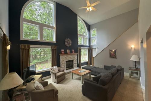 The Treehouse — 4-Star Luxury Hotel in Thompsonville, United States
