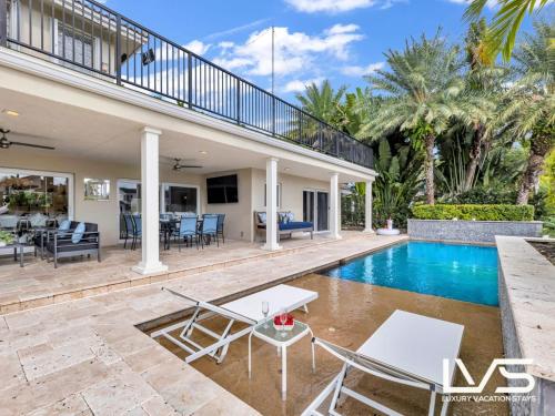 New Royal 80ft Waterfront Wlk2Beach HotPool Spa KitchenBBQ in Fort Lauderdale, United States