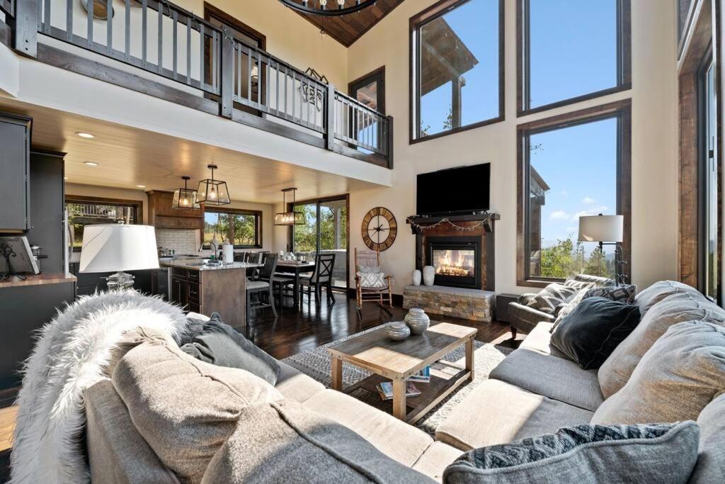 Altitude Adjustment Panoramic Views Sleeps 12 in Lead, United States