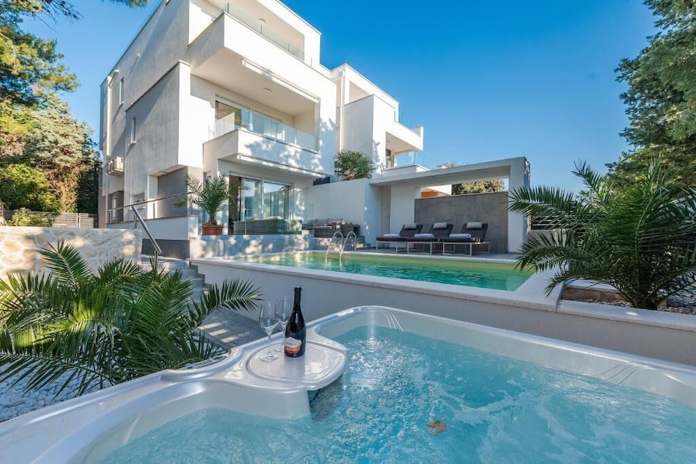 Sunset apartment with private pool and jacuzzi — 4-Star Luxury Hotel in Novalja, Croatia