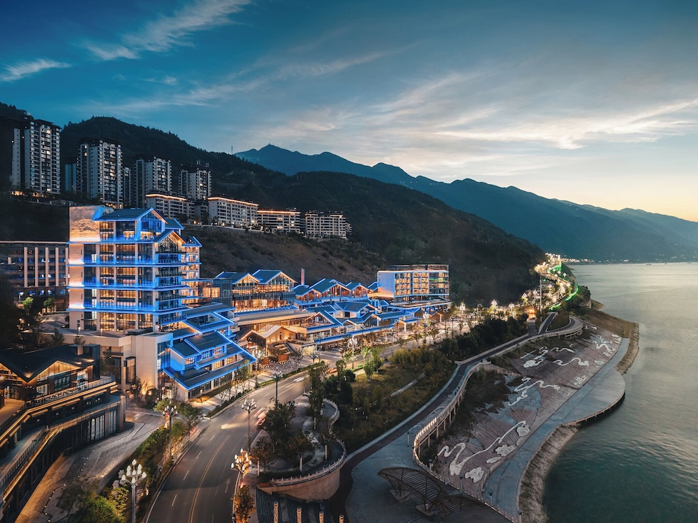 Hualuxe Chongqing Wushan by IHG — 4-Star Luxury Hotel in Chongqing, People's Republic of China