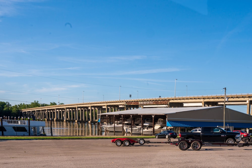 Riverside Inn and Suites - photo 17