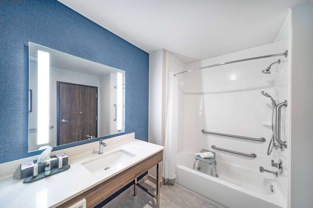 La Quinta Inn & Suites by Wyndham Galveston North at I 45 - photo 31