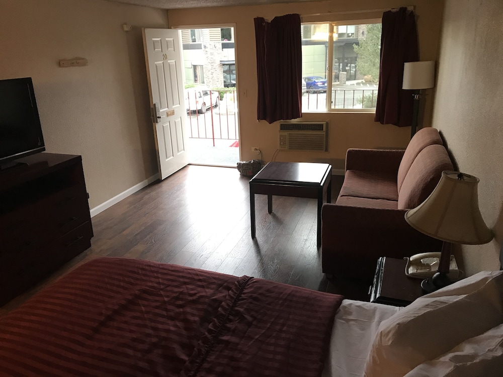 Smokey Point Motor Inn - photo 7