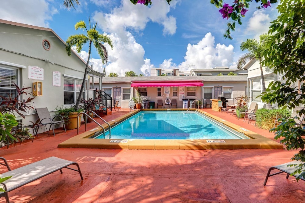 Richards Motel Courtyard - photo 49