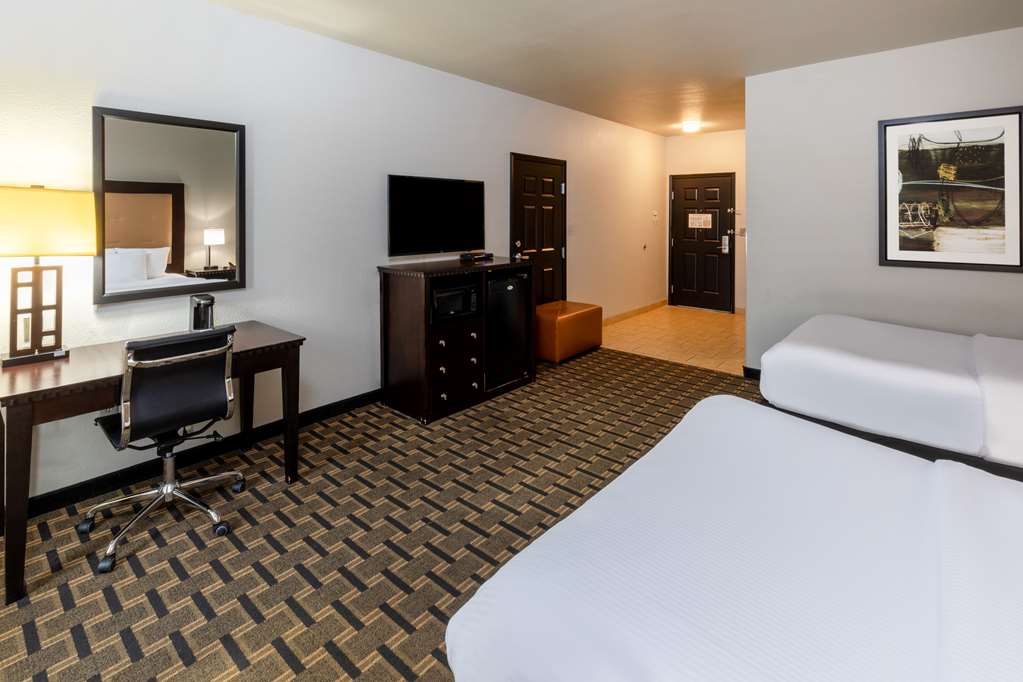 La Quinta Inn & Suites by Wyndham Mt. Pleasant - photo 15