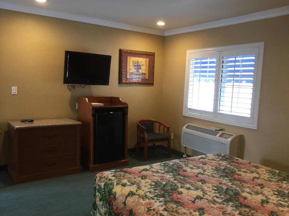 Beverly Inn - photo 26