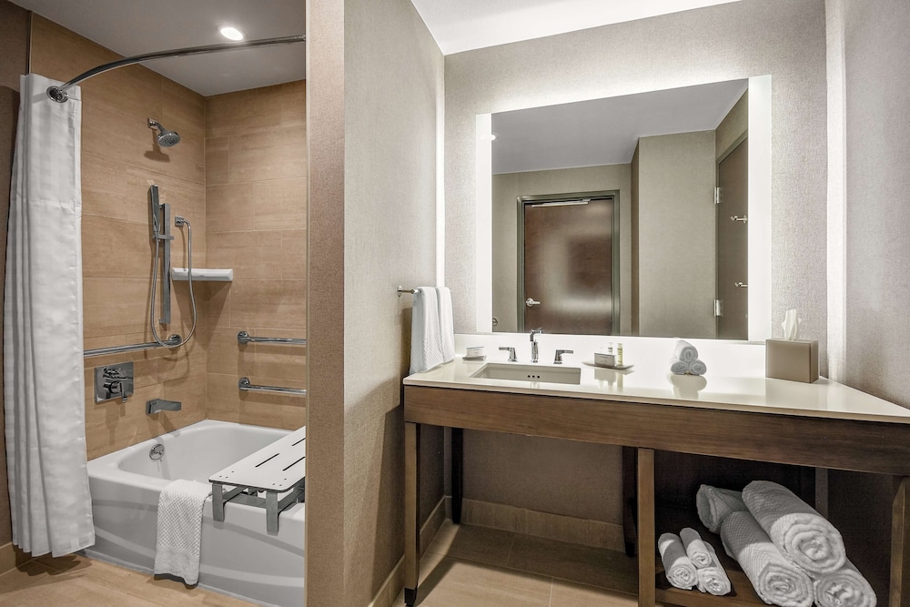 Embassy Suites by Hilton Jonesboro Red Wolf Convention Center - photo 6
