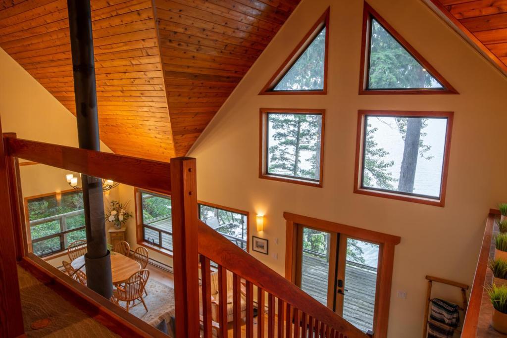 The Overlook Luxury Lakeside Home with Dock — 4-Star Luxury Hotel in Agassiz, Canada