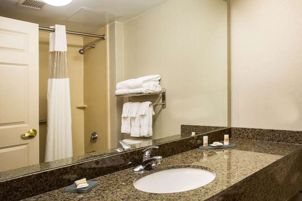 La Quinta Inn & Suites by Wyndham Islip MacArthur Airport - photo 16
