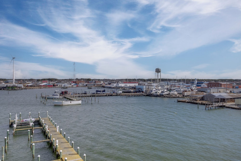 Walk to Main St: Condo w Pool Access in Crisfield — 4-Star Luxury Hotel in Crisfield, United States