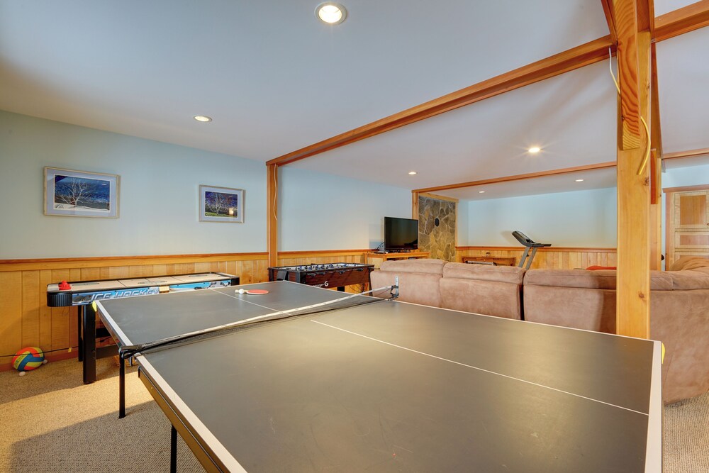 Secluded Vermont Retreat: Outdoor Pool & Deck in Stratford, United States