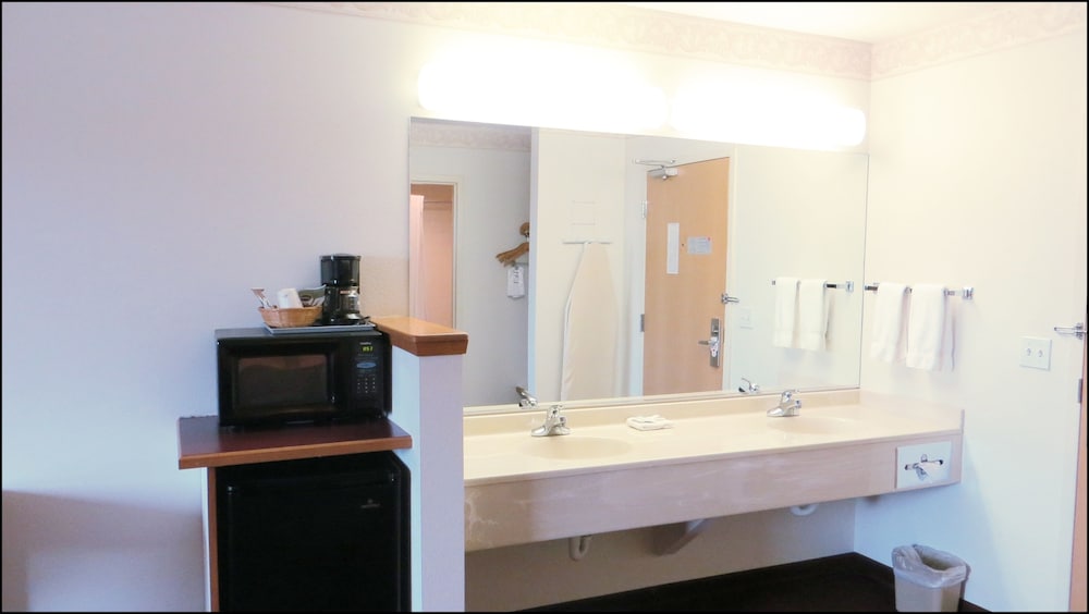 Peppermill Empress Inn - photo 13