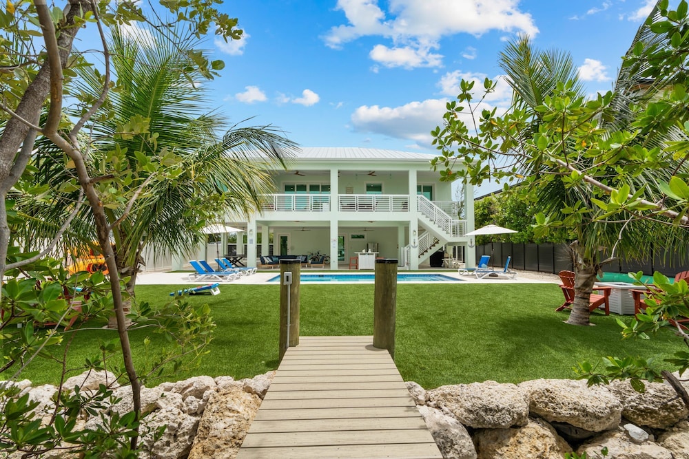 Emerald Oasis Lux Waterfront Gem Pool Kayaks in Marathon, United States