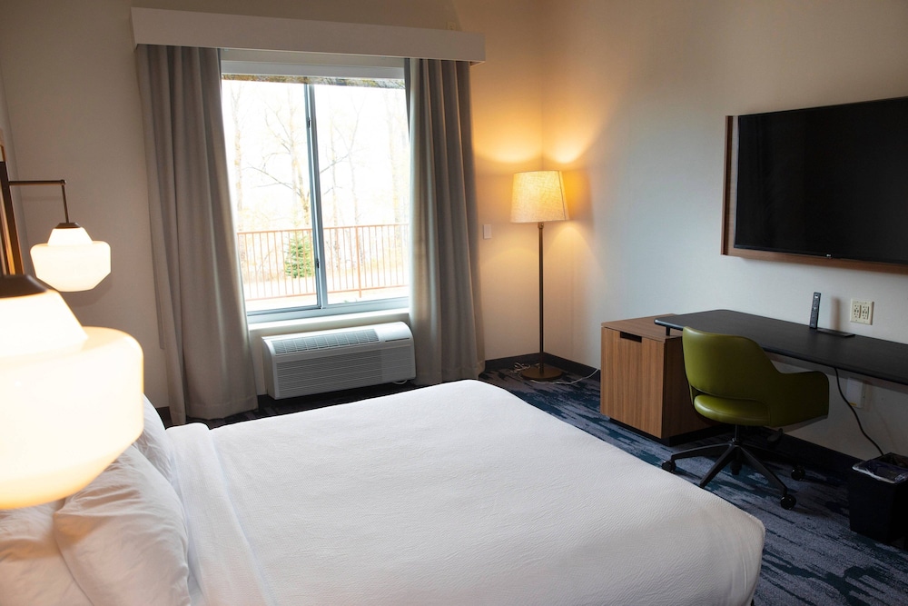 Fairfield Inn & Suites by Marriott Marquette - photo 11