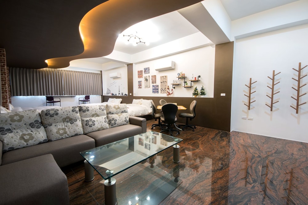 Good Time - carbon neutral hotel in Unknown City