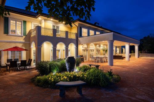 17500Sqft Private Estate Indoorpool Hottub Big Lakeview Tennis Court Theater Sdc in Branson, United States