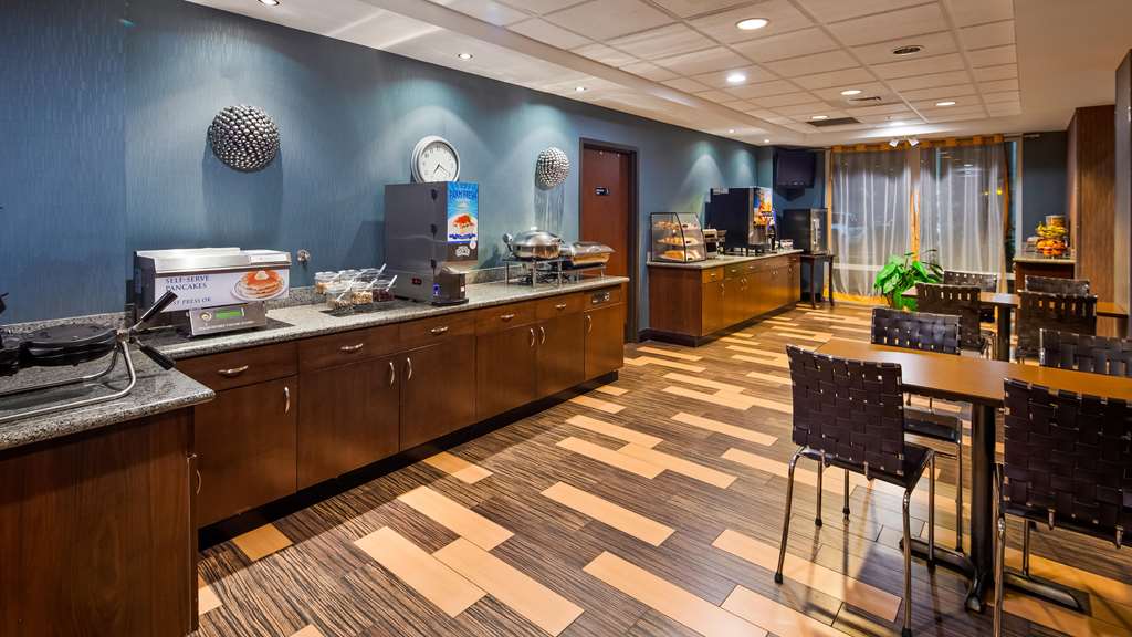 Best Western Plus Chain of Lakes Inn & Suites - photo 7