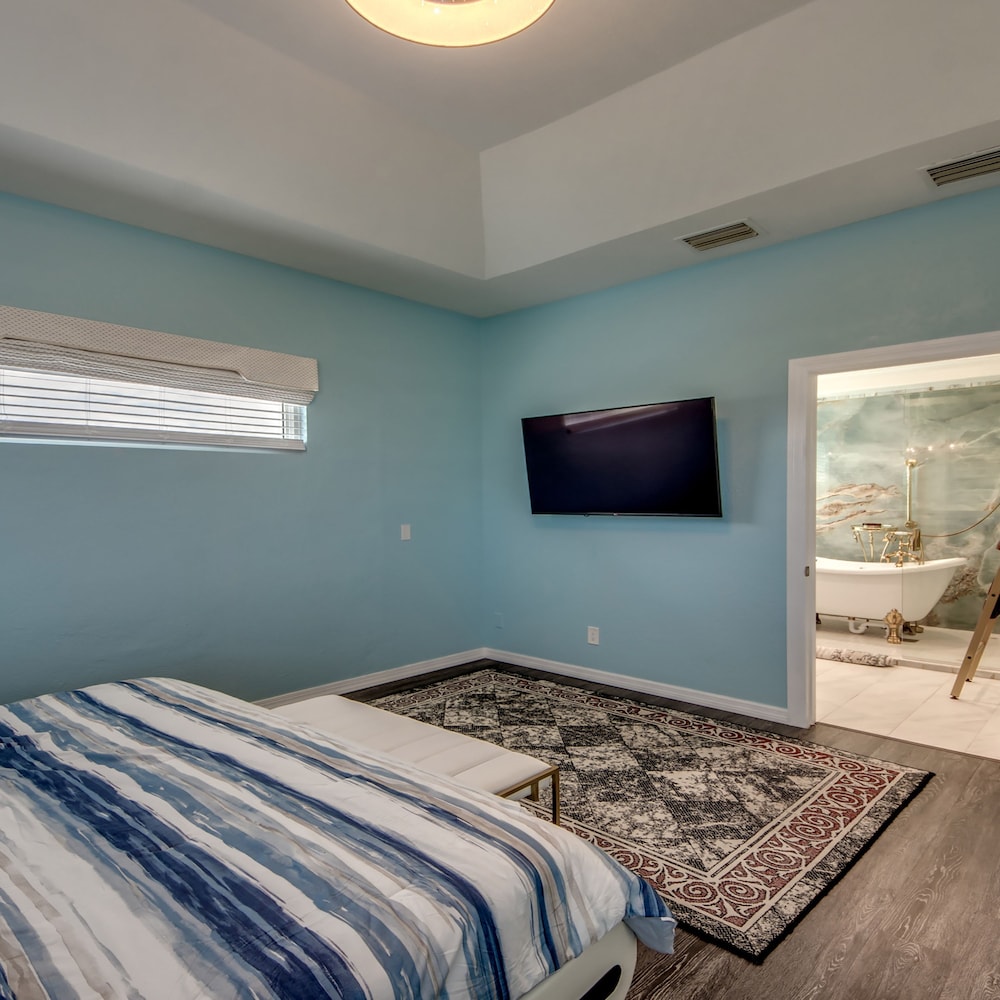 Golden Globe luxury on the canal with poolspa - photo 73