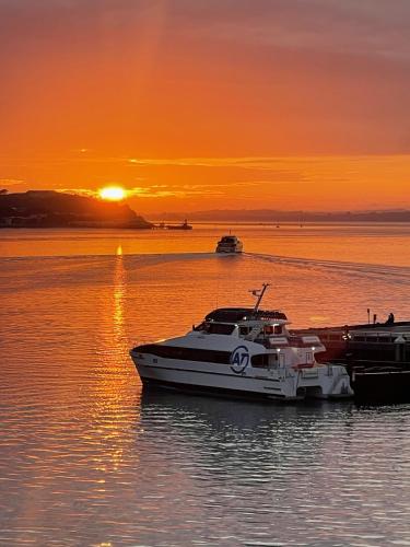 Penthouse apartment with stunning Harbour views — 4-Star Luxury Hotel in Auckland, New Zealand