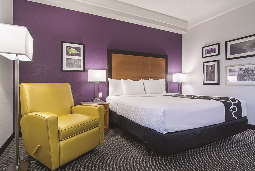 La Quinta Inn & Suites by Wyndham Phoenix Mesa West - photo 28