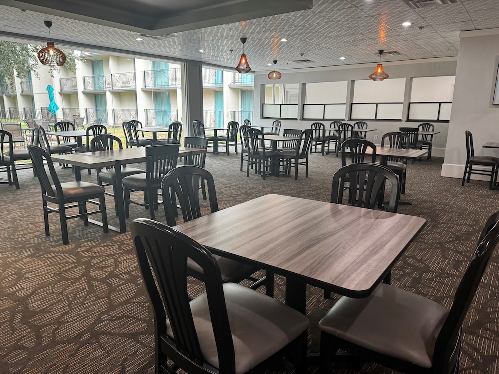 Wingate Houston near NRG Park Medical Center - photo 36
