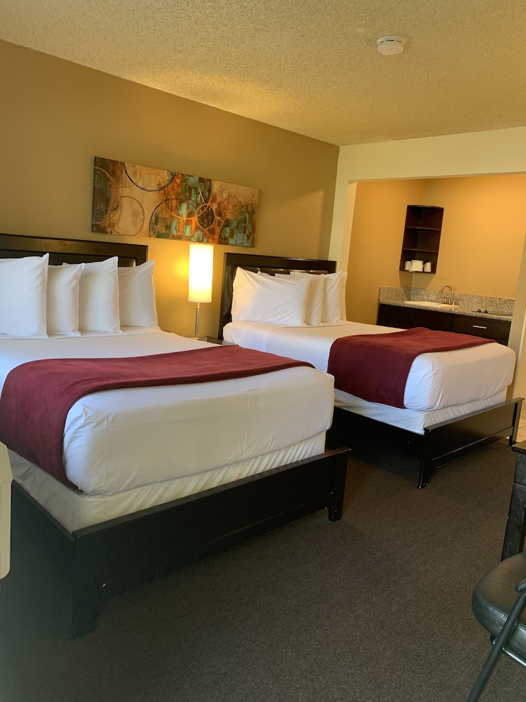 California Suites Hotel - photo 4