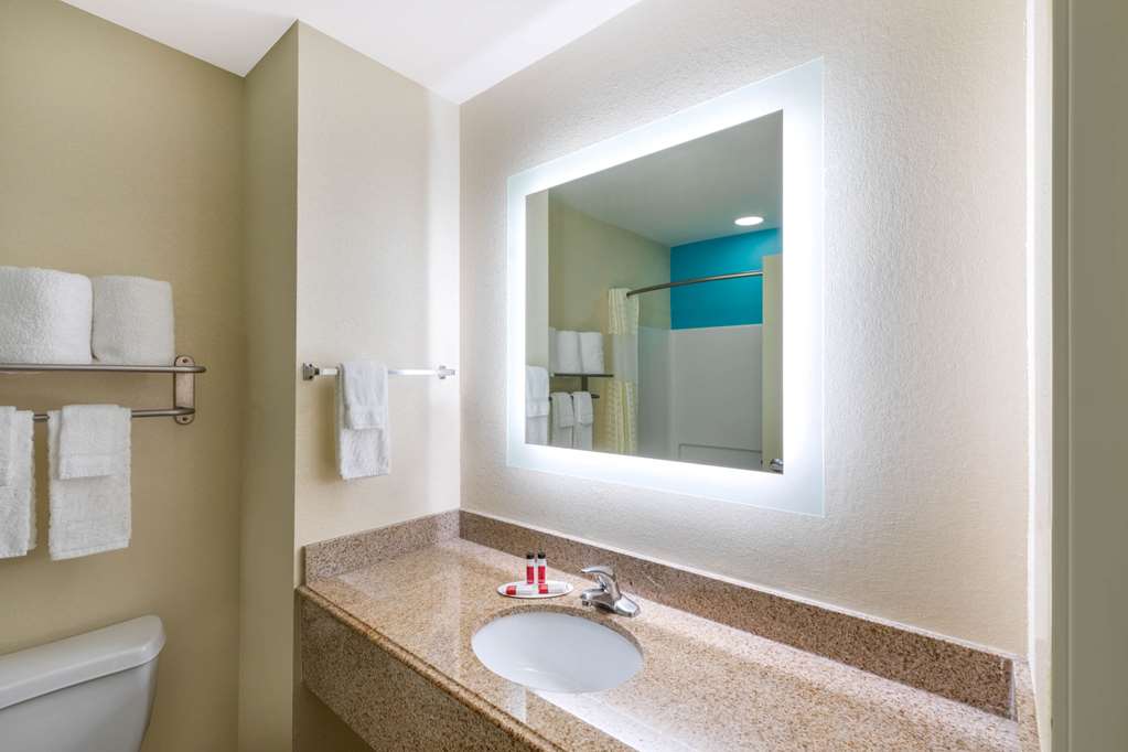 Howard Johnson by Wyndham Houma - photo 15