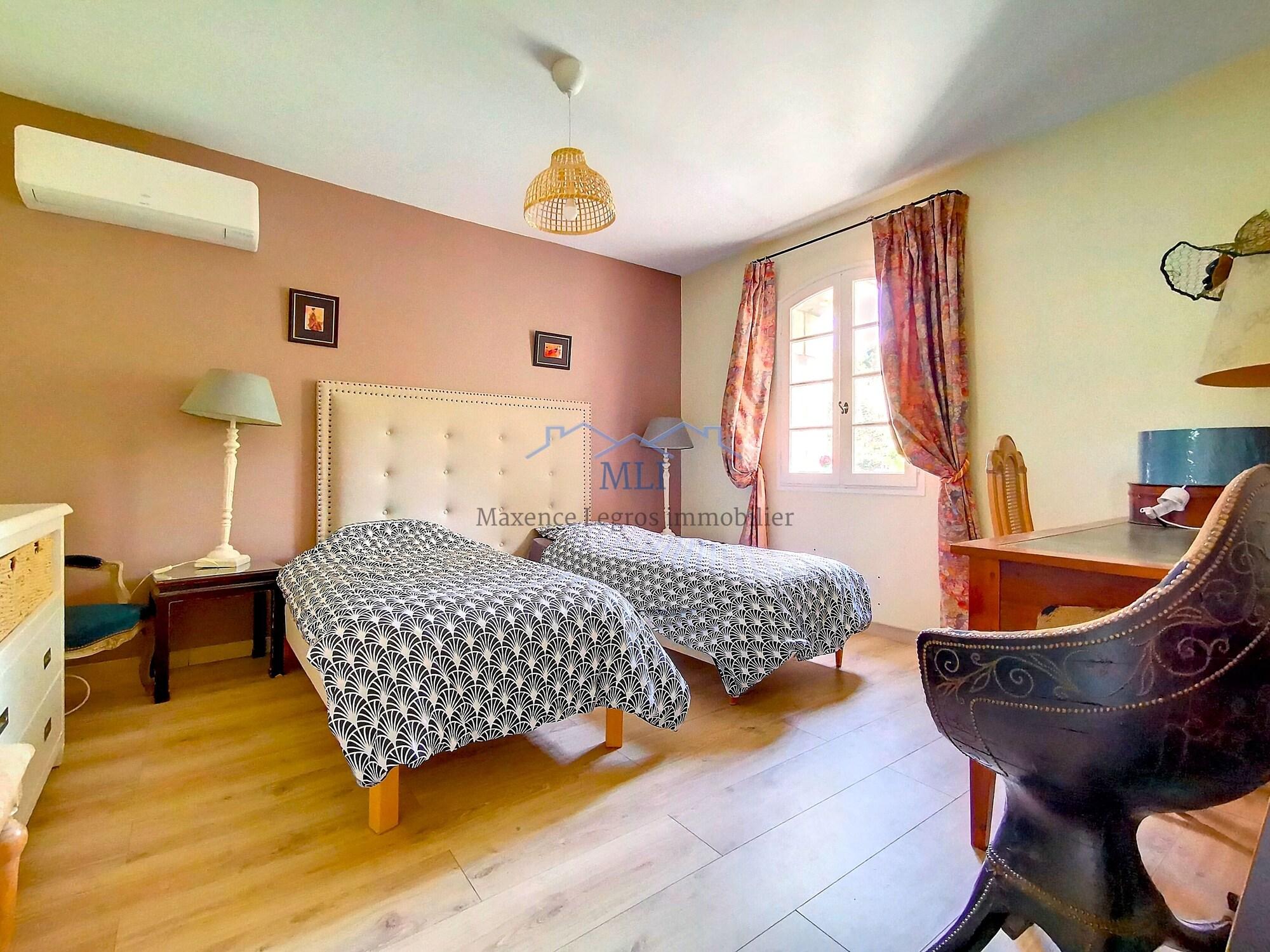 Mas Le Cad Saint Remy de Provence 8 Personnes — 4-Star Luxury Hotel in Saint-Remy-De-Provence, France