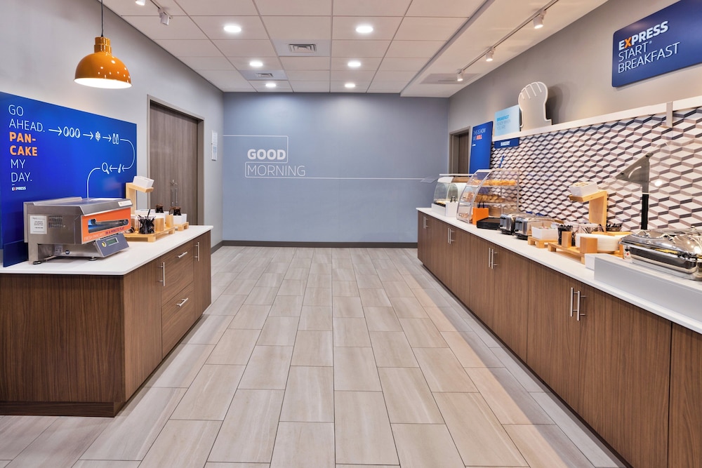 Holiday Inn Express Columbus Northeast - photo 36